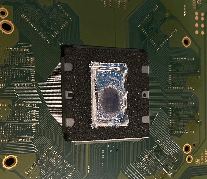 Metal líquido seco y desplazado en el chip de una PS5